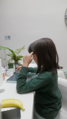 niña usando una tableta en casa