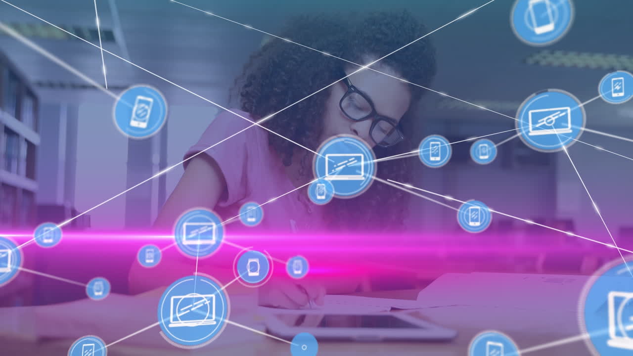 animación de una red de conexiones con iconos sobre una estudiante biracial