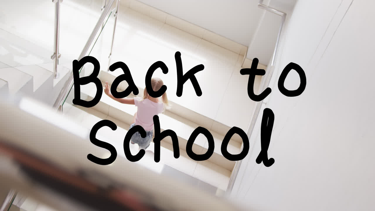 학교에서 계단을 달리는 행복한 다양한 학교 아이들에 대한 학교 복귀 텍스트의 애니메이션