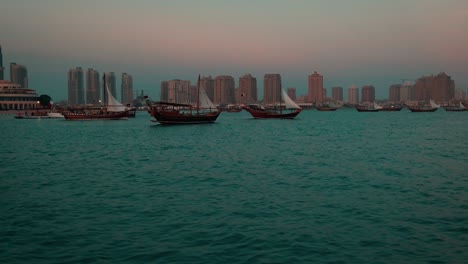 dows con bandera de qatar en el golfo árabe al atardecer