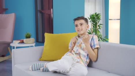 un niño adolescente haciendo diferentes gestos de alegría.
