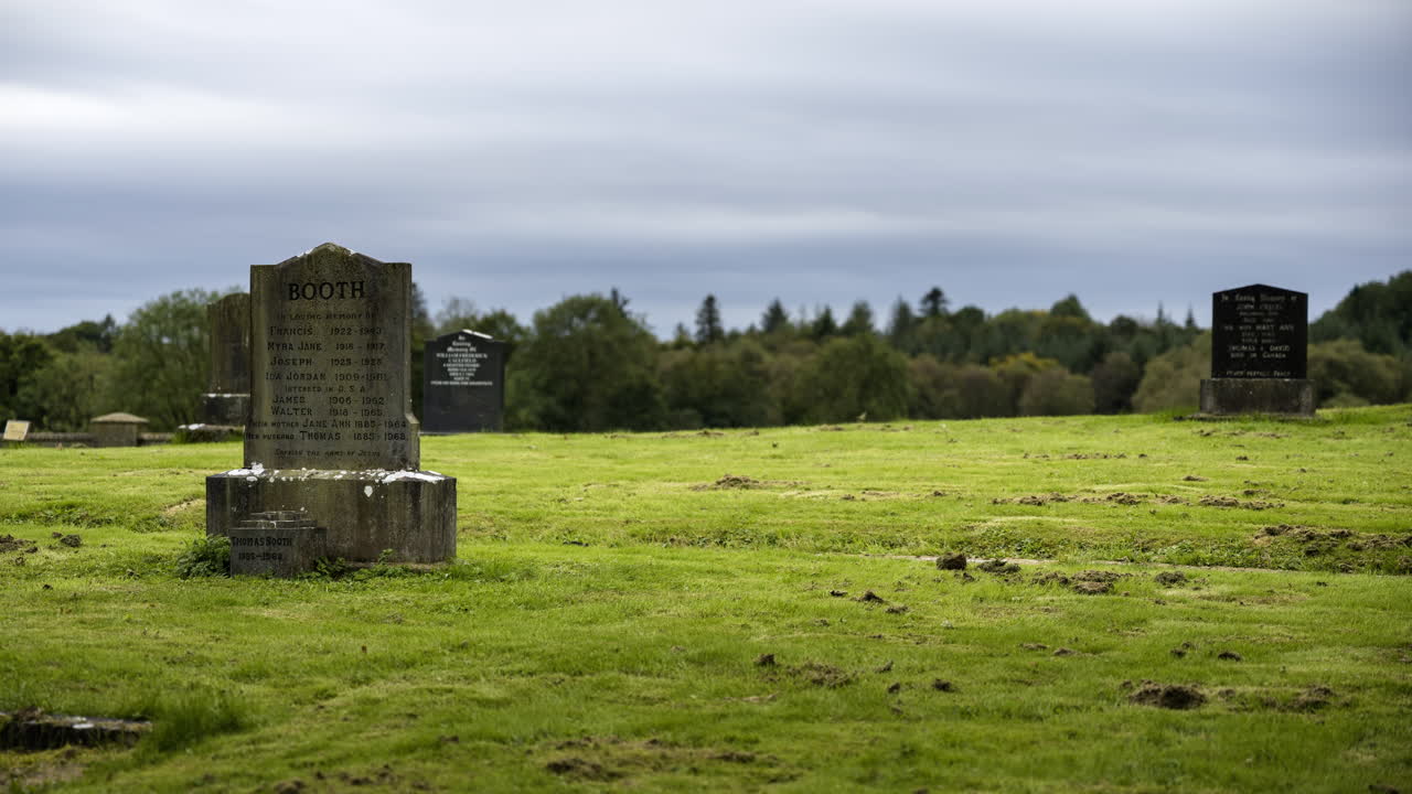 시골 아일랜드에서 흐린 날에 지역 역사 묘지의 시간 경과