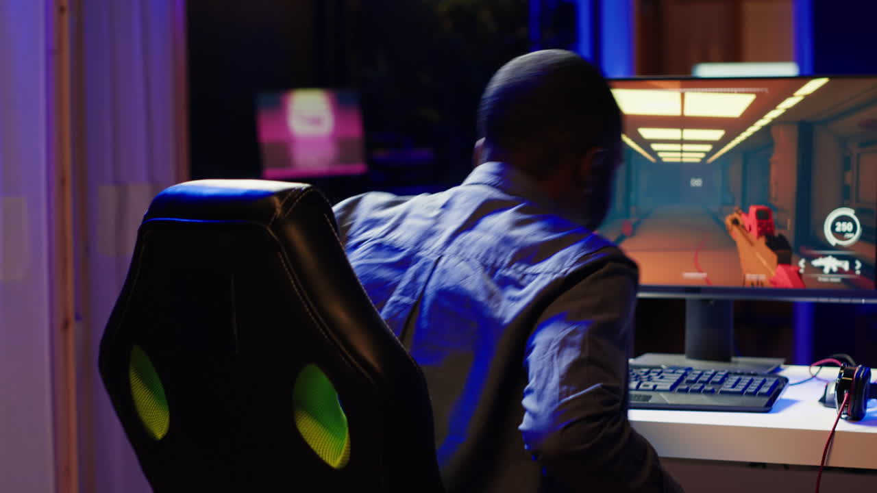 프로게이머가 스튜디오에 도착하여 게임 스트림을 시작합니다.