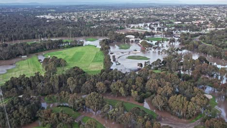 Drohnenansicht-Der-Sportplätze-Im-Bulleen-Park,-Die-Am-14.-Oktober-2022-Mit-Hochwasser-überschwemmt-Wurden