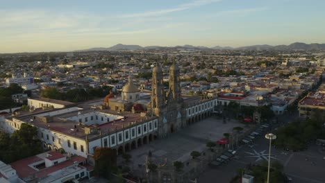 drone vuela hacia la basílica de nuestra señora de zapopan en guadalajara, méxico