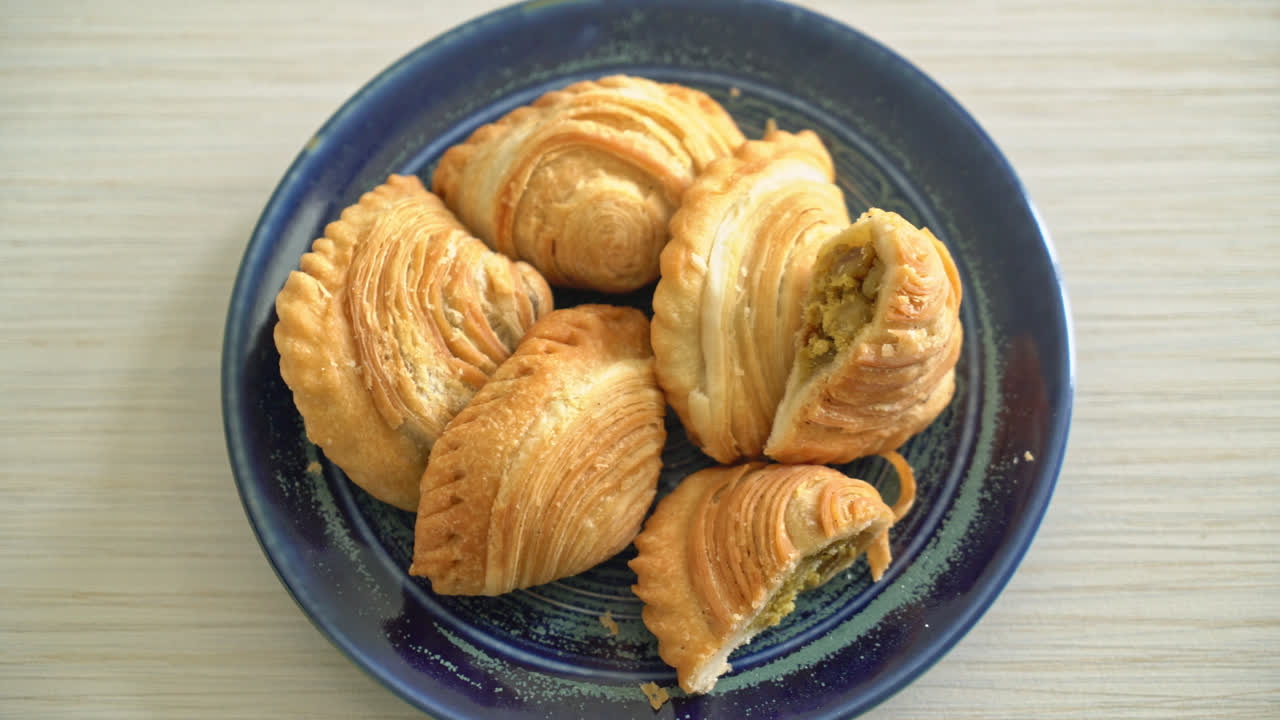 pollo relleno de hojaldre al curry en un plato