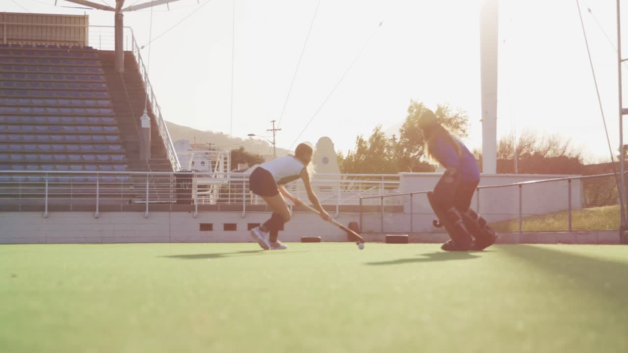 여자 하키 선수 들 이 경기장 에서 뛰고 있다