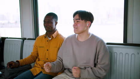 음악을 듣는 친구들