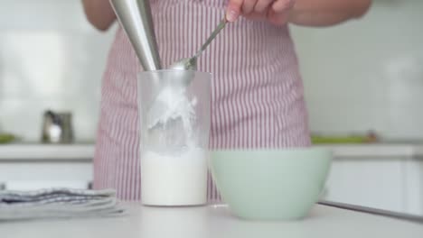 Close-up-scene-of-a-woman-who-is-cooking-in-a-kitchen