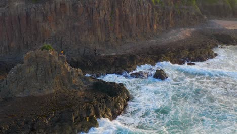 Vista-Aérea-De-La-Costa-Rocosa-Volcánica-Con-Olas-Rompiendo-En-Las-Rocas-De-La-Catedral,-Kiama-Downs,-Nsw,-Australia