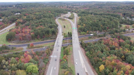 Drohnenaufnahmen-über-Dem-Donald-Lynch-Boulevard-Und-Der-Route-495-In-Marlboro,-Massachusetts