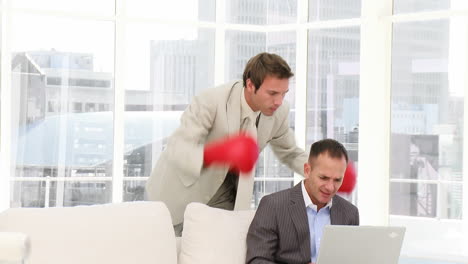 un hombre de negocios furioso golpeando a su colega.