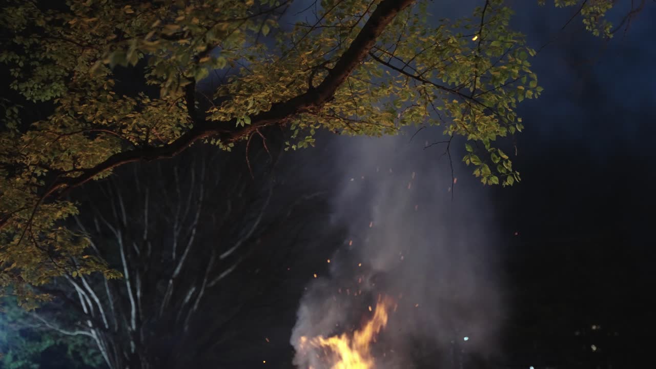 일본 시가현 하치만 마츠리에서 나무를 향해 연기와 불꽃이 솟아오른다
