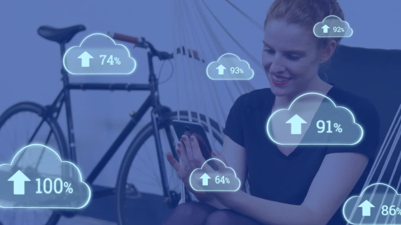 animación de iconos de nubes con un número creciente de mujeres caucásicas que usan teléfonos inteligentes