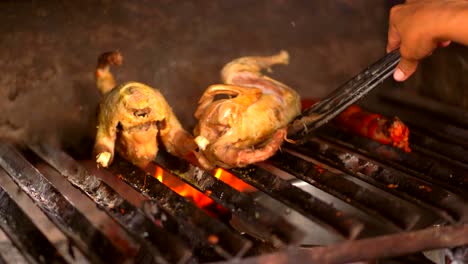 haciendo pollo a la parrilla. haciendo pollo con parrilla en llamas
