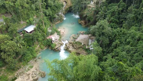 Die-Luftaufnahme-Zeigt-Die-Canyoning-Aktivität-Kawasan-Falls-In-Cebu,-Philippinen
