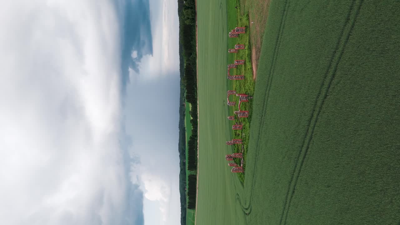 ruinas de un antiguo edificio que se parece a stonehenge, smiltene, letonia