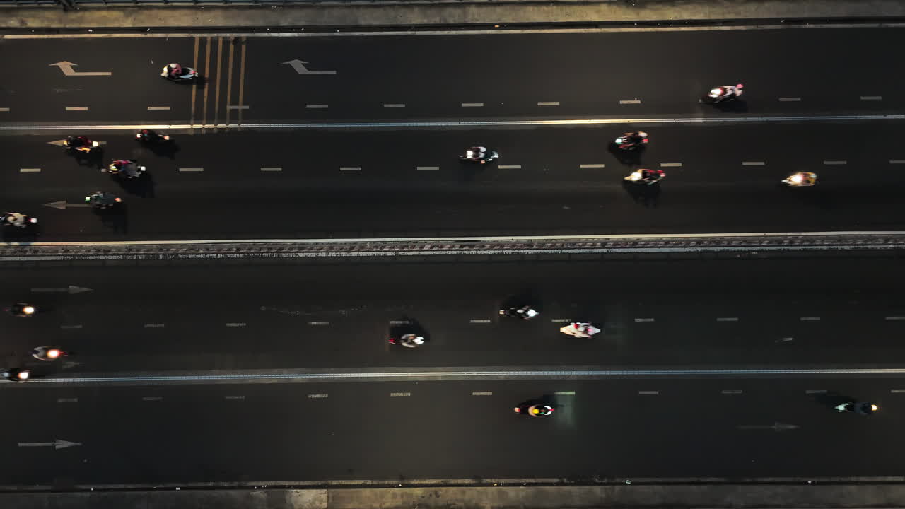 수많은 차량들이 복잡한 도시 도로 네트워크를 항해하면서 매혹적인 움직임의 테이프를 만들어내는 것을 지켜보십시오.