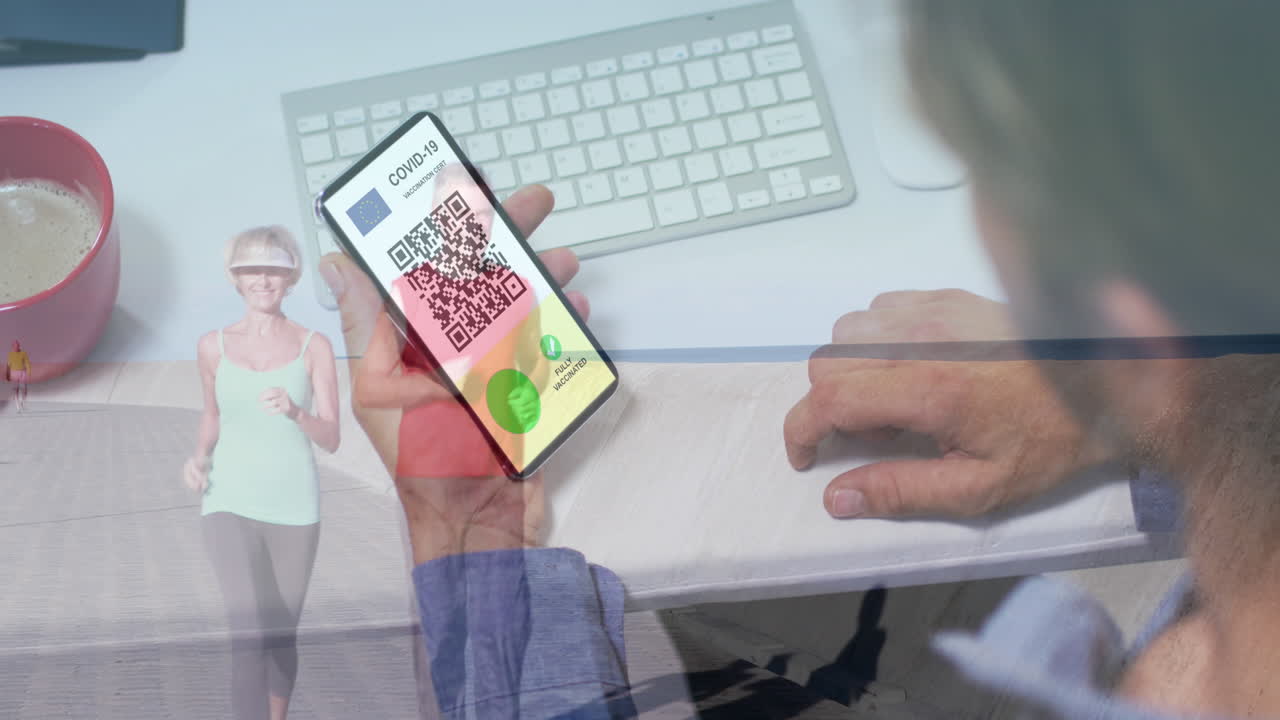 animación de un hombre con un teléfono inteligente con pasaporte de vacunación contra la covid-19 sobre una pareja mayor corriendo