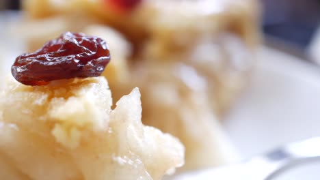 close-up of apple dessert with raisins