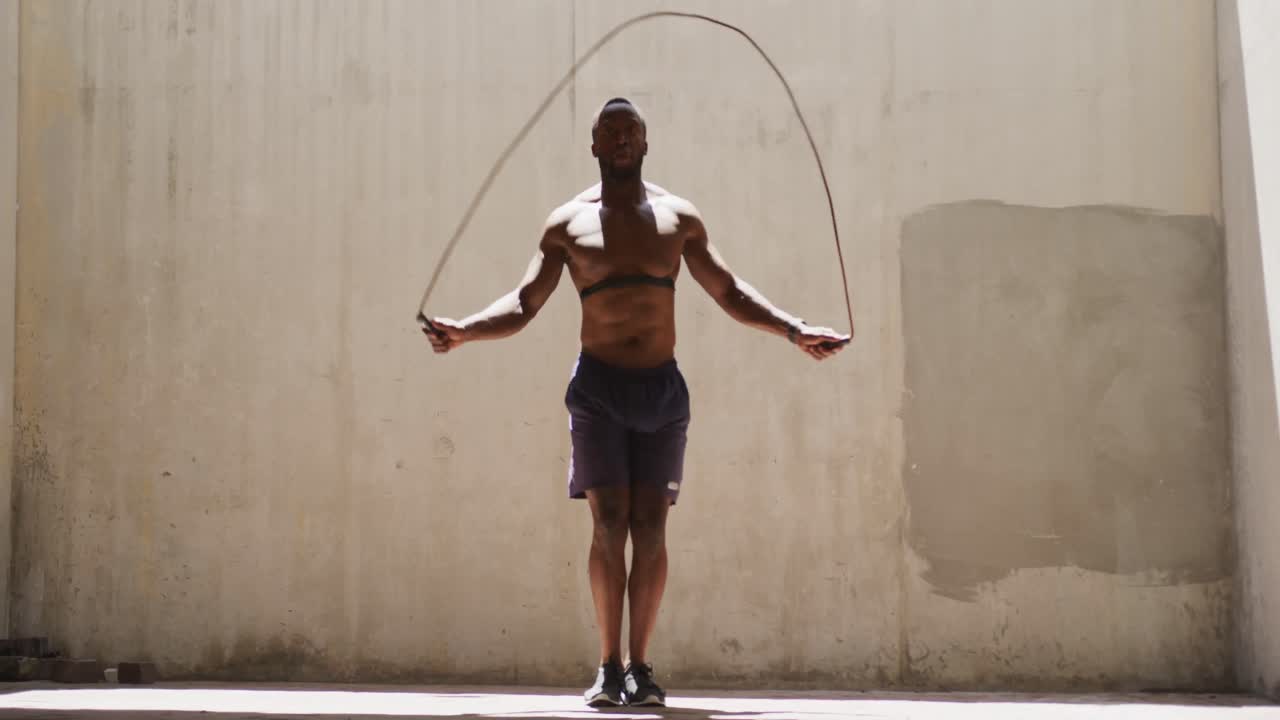 hombre que hace ejercicio en un entorno urbano