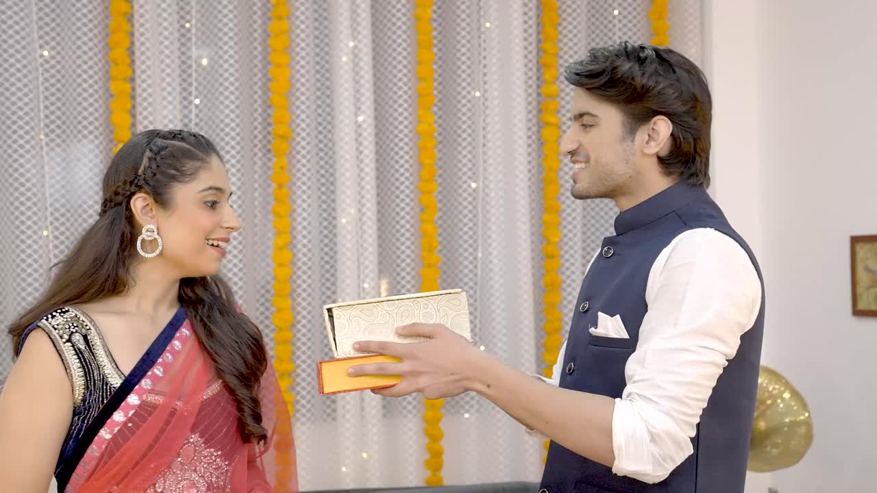 hombre indio sorprende a su esposa en diwali
