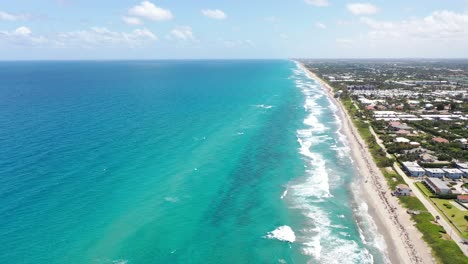 Ein-Fantastisches-Drohnenvideo-Einer-Küste-Im-Süden-Floridas