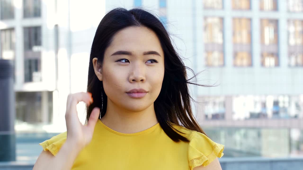 아름다운 젊은 아시아 여성의 솔직한 미소