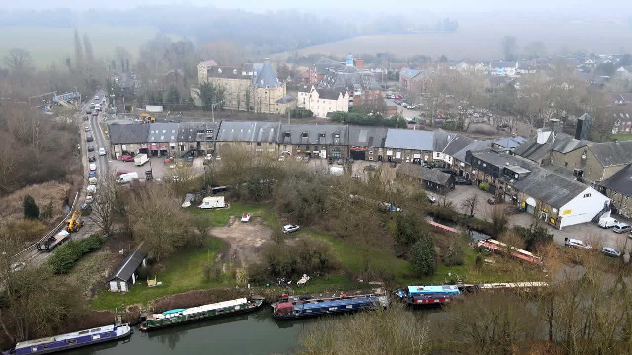 Industriområdet The Maltings, kanalbåde på floden Stort, Sawbridgeworth, Essex, Storbritannien – luftoptagelser i 4K.