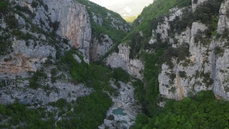 Blick-Auf-Die-Klippe-In-Der-Nähe-Der-Albanischen-Schlucht-„Syri-I-Ciklopit“.