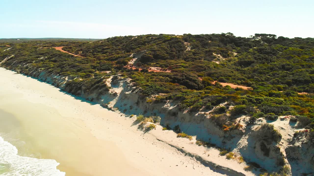 Udsigt over den maleriske by Pennington Bay, der ligger ved kysten, med havet synligt i baggrunden