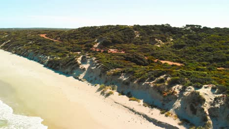 Vista-De-La-Pintoresca-Ciudad-De-Pennington-Bay-Enclavada-En-La-Costa,-Con-El-Océano-Visible-Al-Fondo