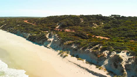 vista de la pintoresca ciudad de pennington bay enclavada en la costa, con el océano visible al fondo