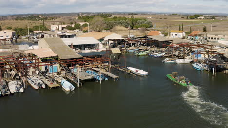 Pescadores-En-Un-Barco-De-Ostras-De-Fondo-Plano-Navegando-En-El-Puerto-Pesquero-De-Mourre