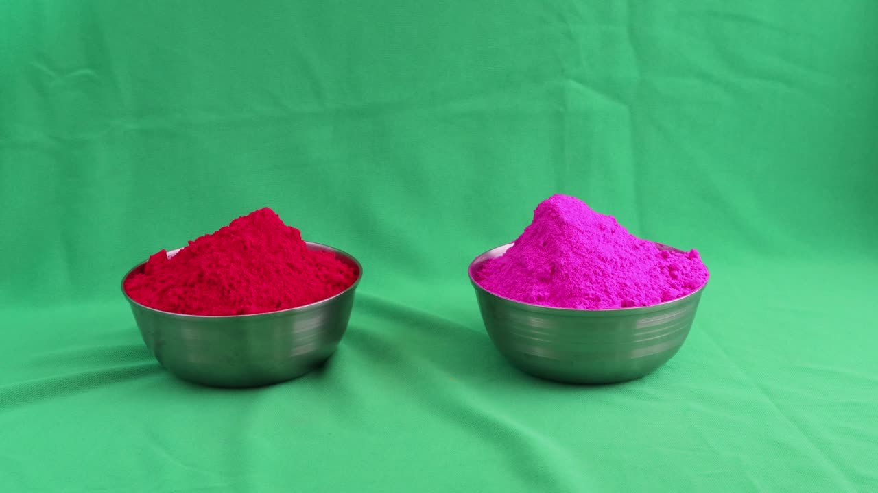 다채로운 홀리 (holi) - 신원이 밝혀지지 않은 사람의 손이 녹색 스크린에 다채로운 파우더의 그을 설정합니다. 광고와 광고를 위한 홀리 스 비디오.