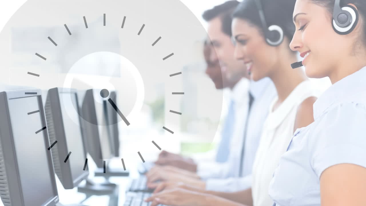 mujer trabajando y reloj en el centro de llamadas