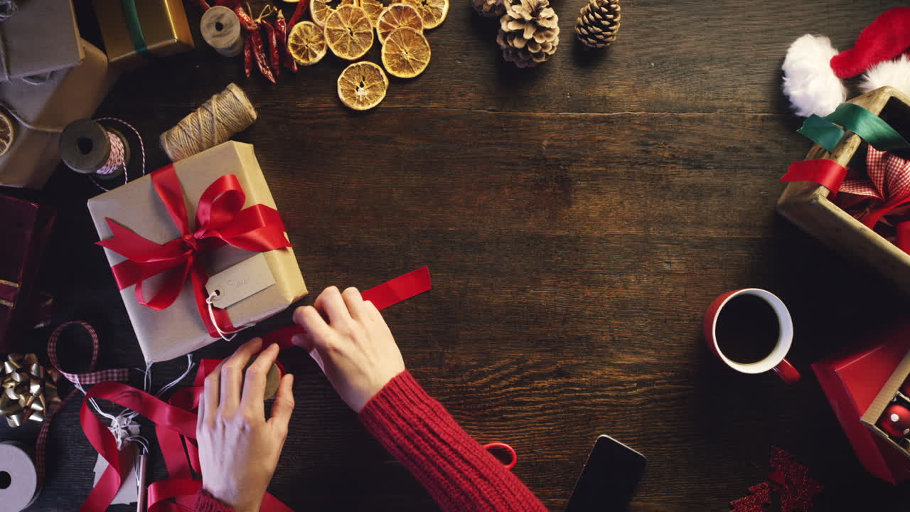 persona envolviendo un regalo para navidad