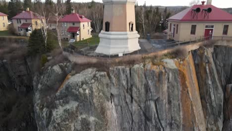 Split-Rock-Minnesota-Leuchtturm-Mit-Drohne,-Die-Sich-Nach-Oben-Bewegt