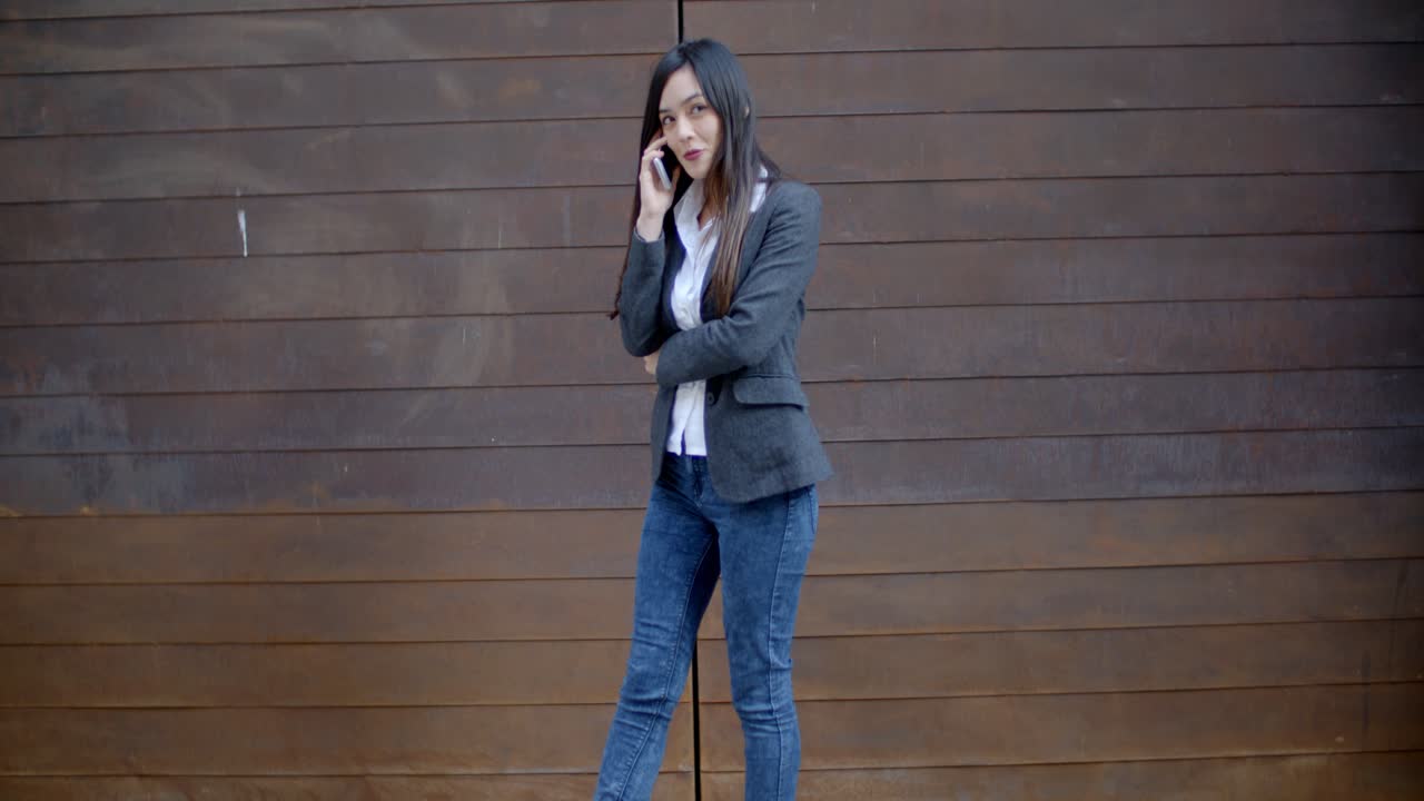 mujer elegante y de moda hablando en un móvil