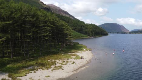 Distrito-De-Los-Lagos-De-Buttermere-Reino-Unido-Imágenes-Aéreas-De-Un-Paisaje-Impresionante-Gente-Nadando