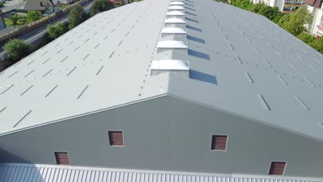 gran edificio aislado con paneles térmicos de aislamiento gris y cúpulas ligeras en la parte superior
