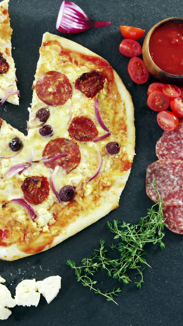 pizza italiana en una mesa de madera con verduras y especias