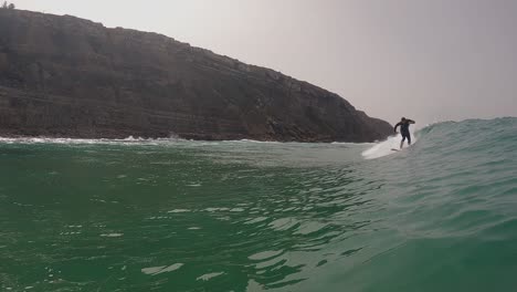 Surfer,-Der-Tropische-Ozeanwelle-Surft,-Die-Am-Praia-Da-Aguda-In-Portugal-Viel-Geschwindigkeit-Erzeugt