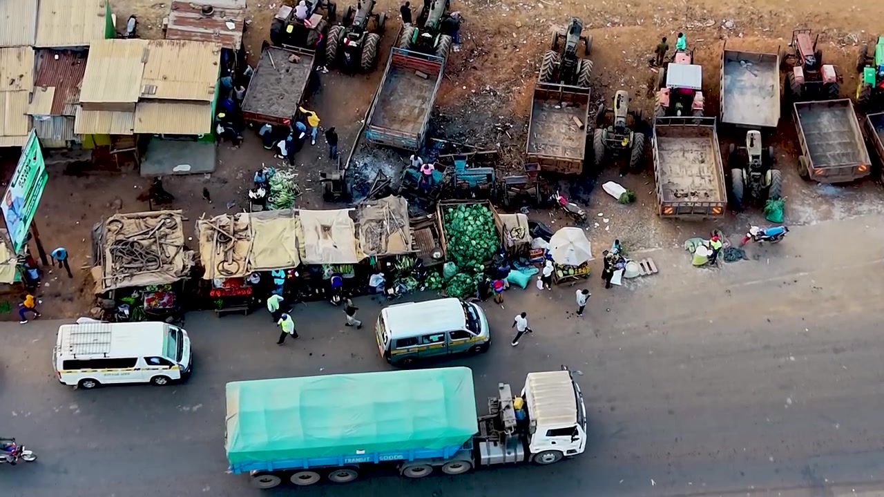 Pasar Desa Pedesaan Kenya, Kemiskinan Afrika, Infrastruktur Jalan yang Buruk, Mobil Bergerak di Jalanan yang Kurang Terawat di Kenya