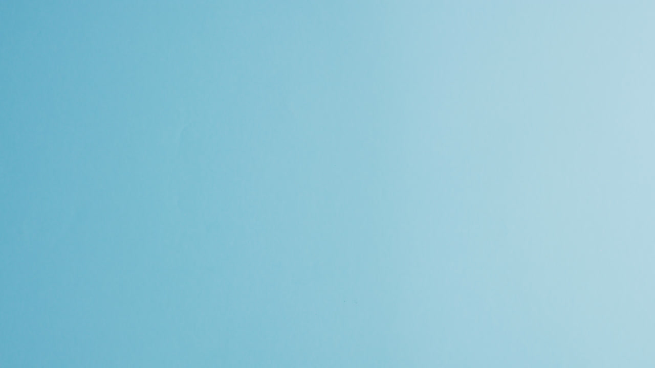 video de las manos de una mujer caucásica sosteniendo una cinta azul sobre un fondo azul