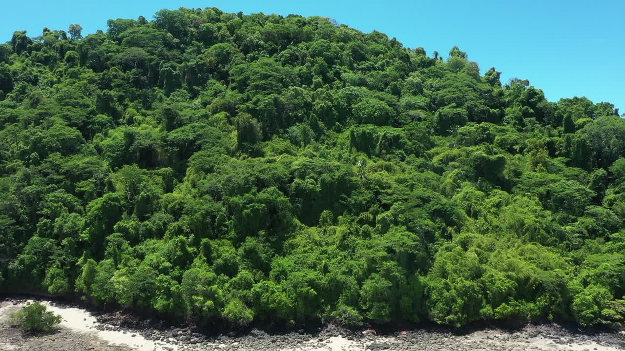 マダガスカル沖のインド洋に浮かぶ熱帯の島を上空から通過する映像。