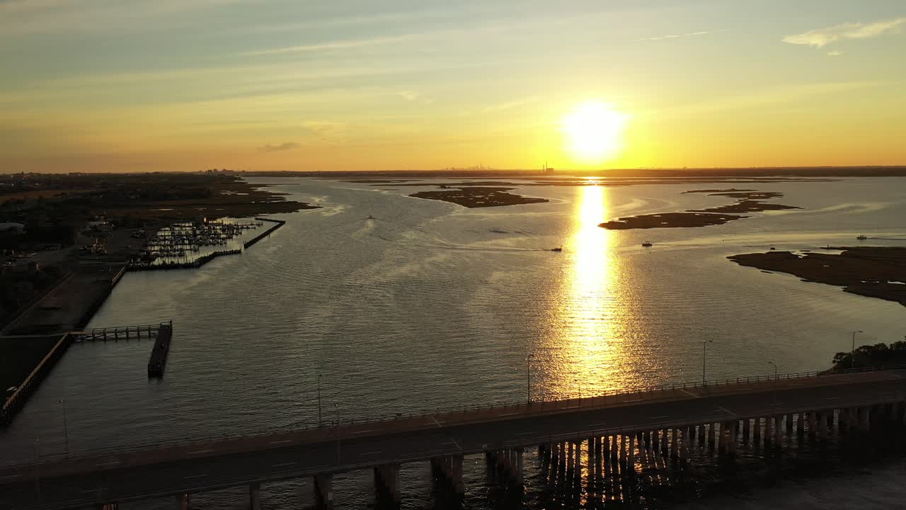 una toma aérea sobre un pantano tranquilo con un puente