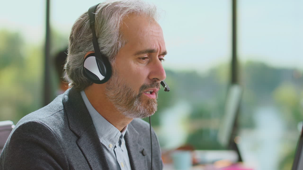 Un uomo d'affari al telefono.