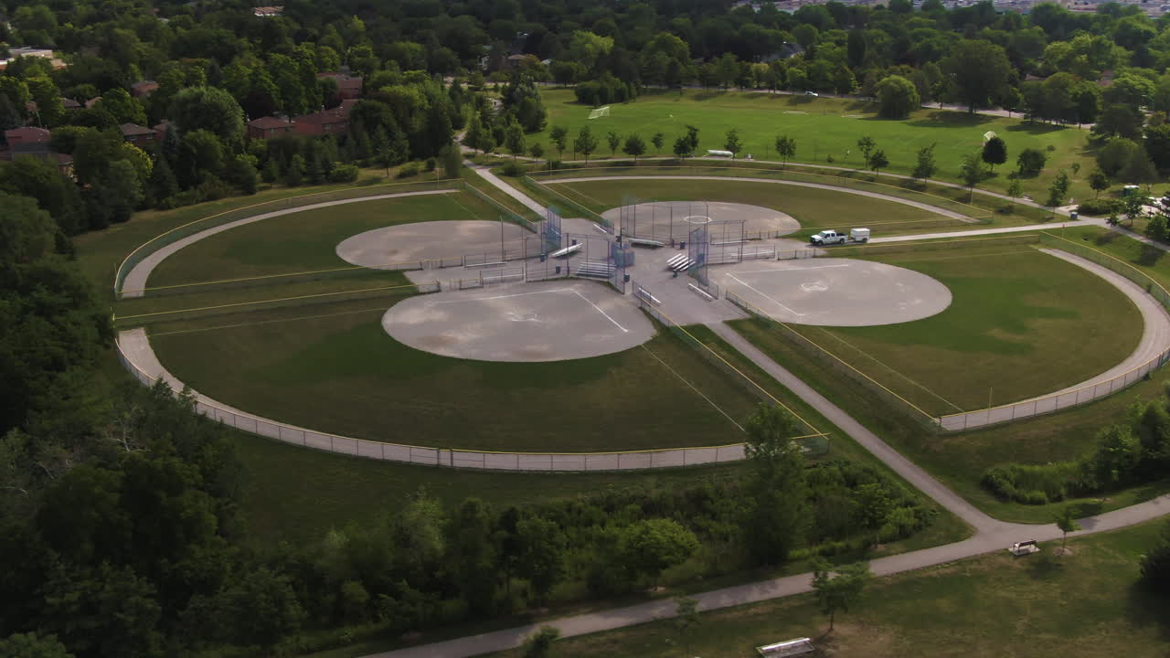 Uma vista aérea de um campo de beisebol em um dos parques de Toronto.