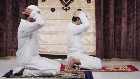 Indian-muslim-men-getting-ready-for-Ramadan-prayer